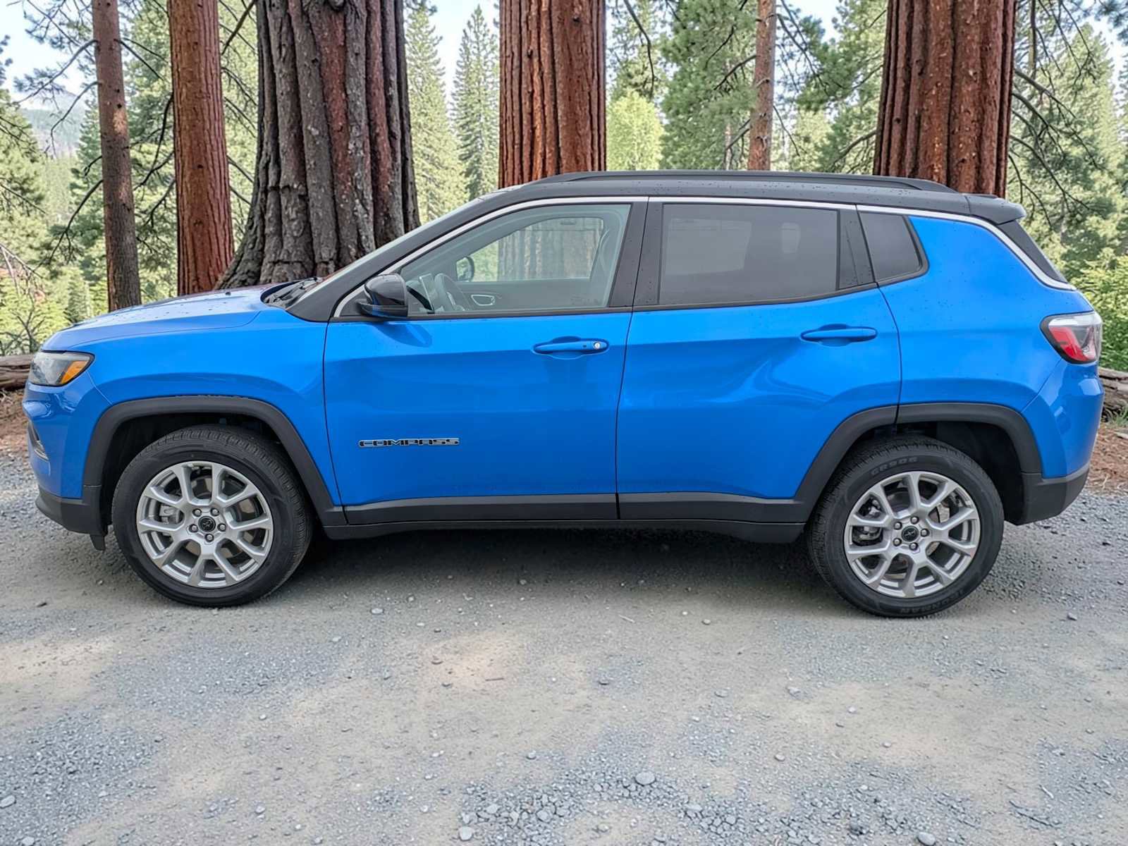 Used 2025 Jeep Compass Limited AWD/4WD image 3