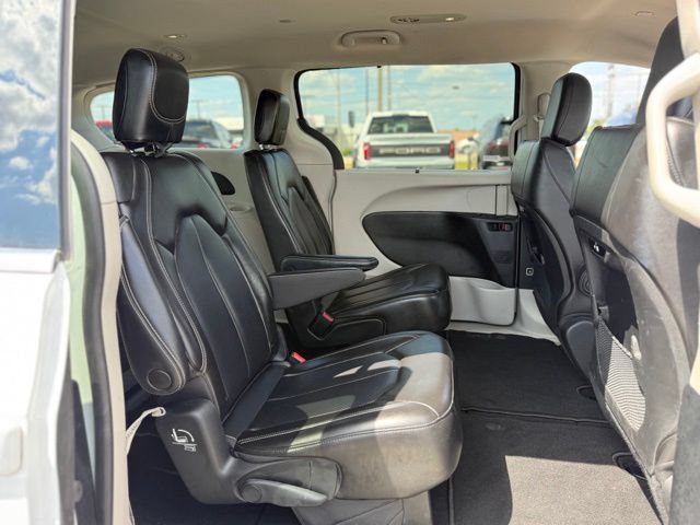 Used 2023 Chrysler Pacifica Touring-L FWD image 17