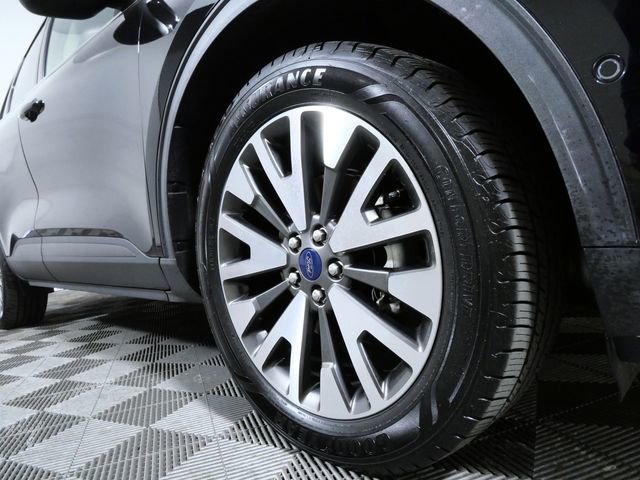 Certified 2020 Ford Escape Titanium w/ Titanium Premium Package 2.0 AWD/4WD image 2