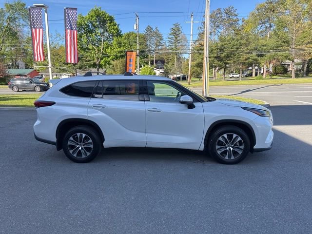 Used 2022 Toyota Highlander XLE AWD/4WD image 5