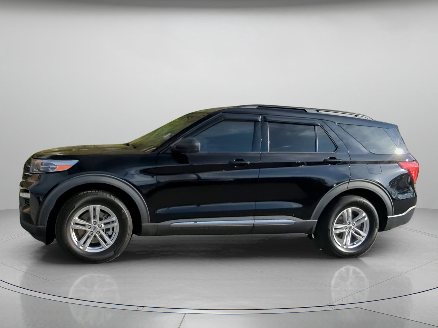 Certified 2022 Ford Explorer XLT w/ Equipment Group 202A image 7