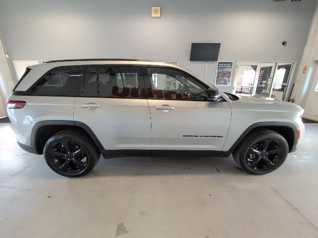 Used 2023 Jeep Grand Cherokee Altitude AWD/4WD image 6