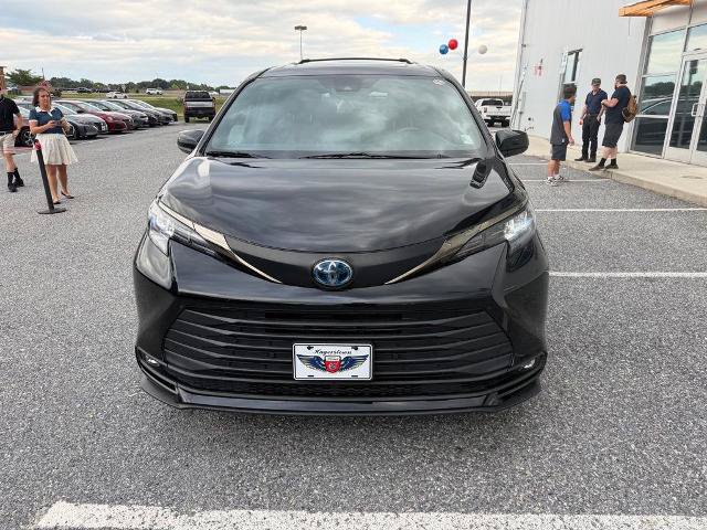 Used 2022 Toyota Sienna XLE Woodland Edition AWD/4WD image 3