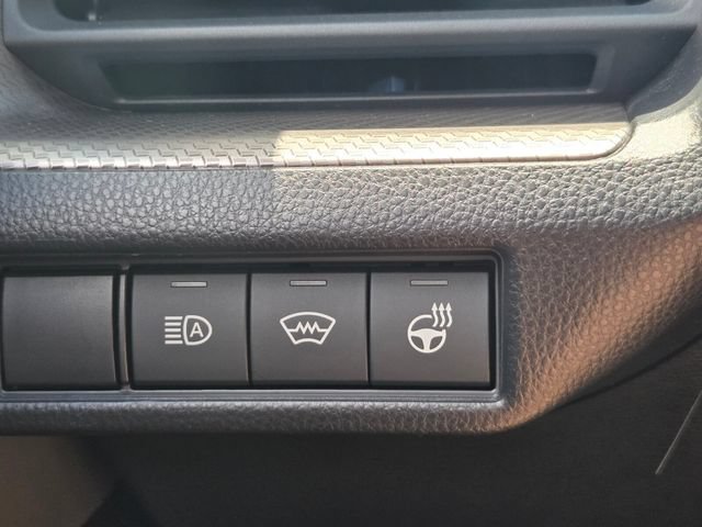 Used 2025 Toyota Prius XLE FWD image 31