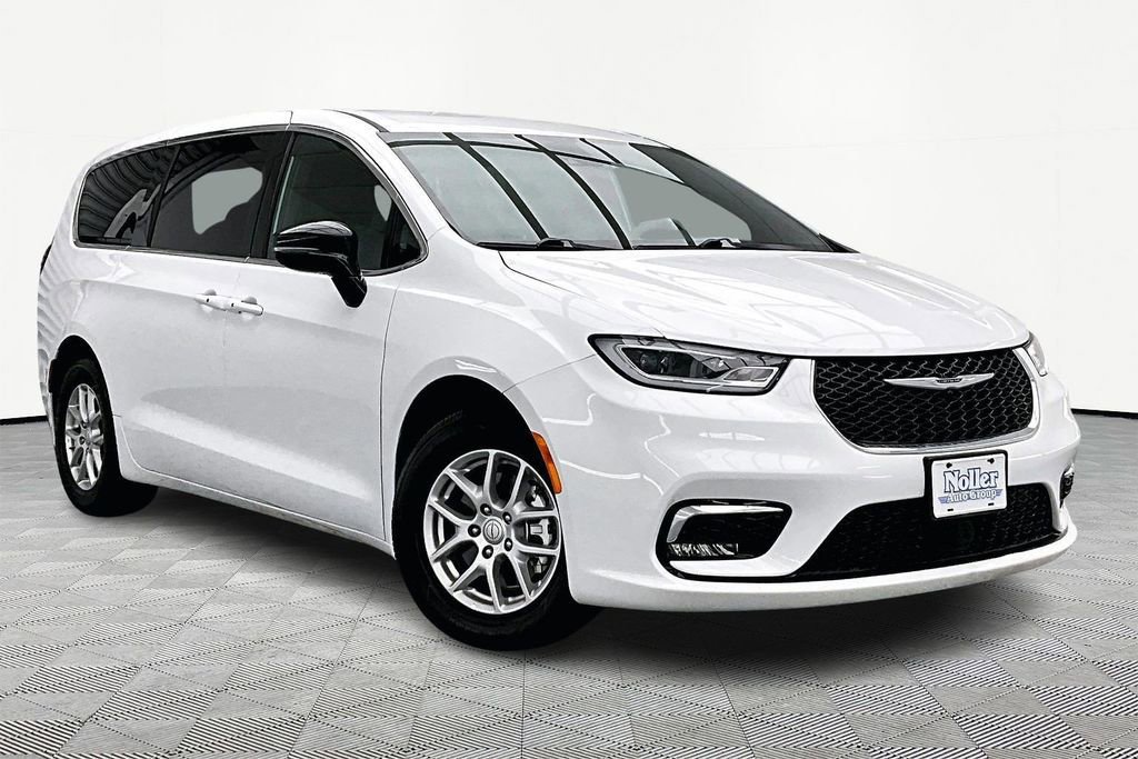 Used 2025 Chrysler Pacifica Select image 5
