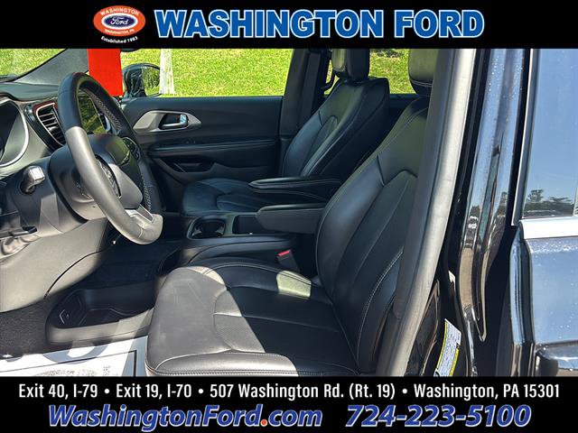 Used 2025 Chrysler Pacifica Select FWD image 11