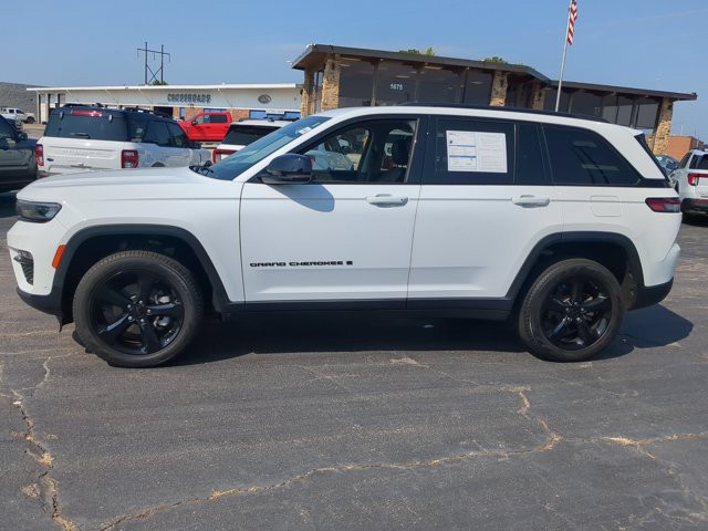 Used 2023 Jeep Grand Cherokee Limited w/ Luxury Tech Group II AWD/4WD image 7