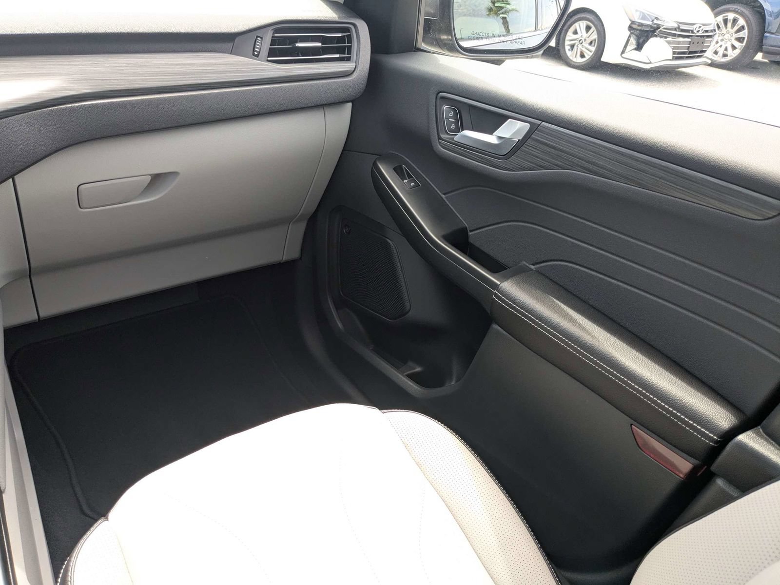 Certified 2026 Ford Escape SE w/ PHEV Premium Package FWD image 18