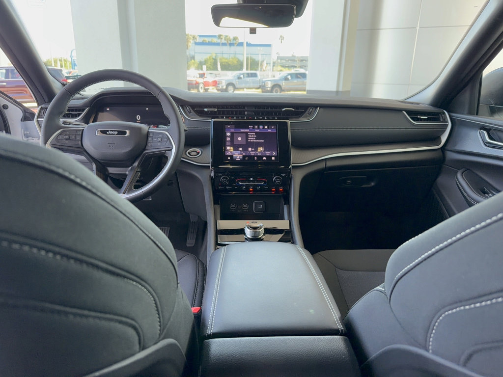 Used 2025 Jeep Grand Cherokee L Laredo image 31