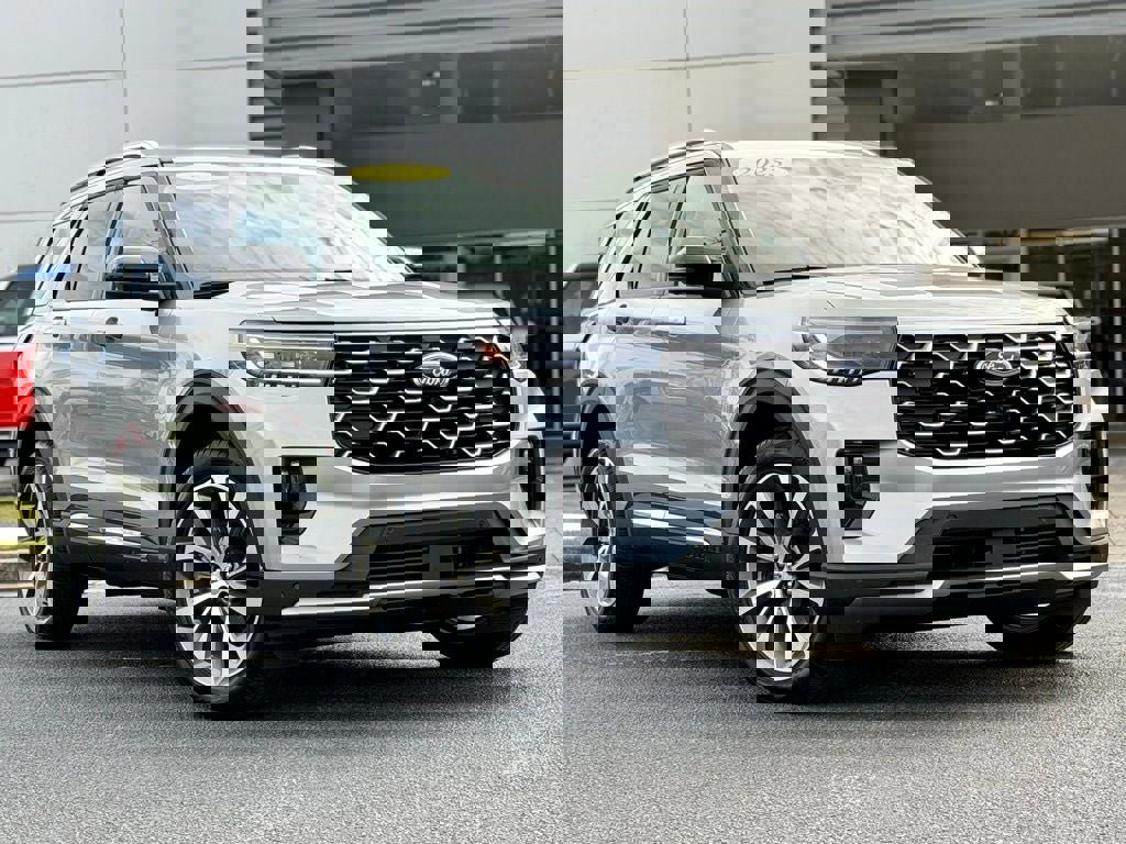 Certified 2025 Ford Explorer Platinum w/ Ultimate Package image 2