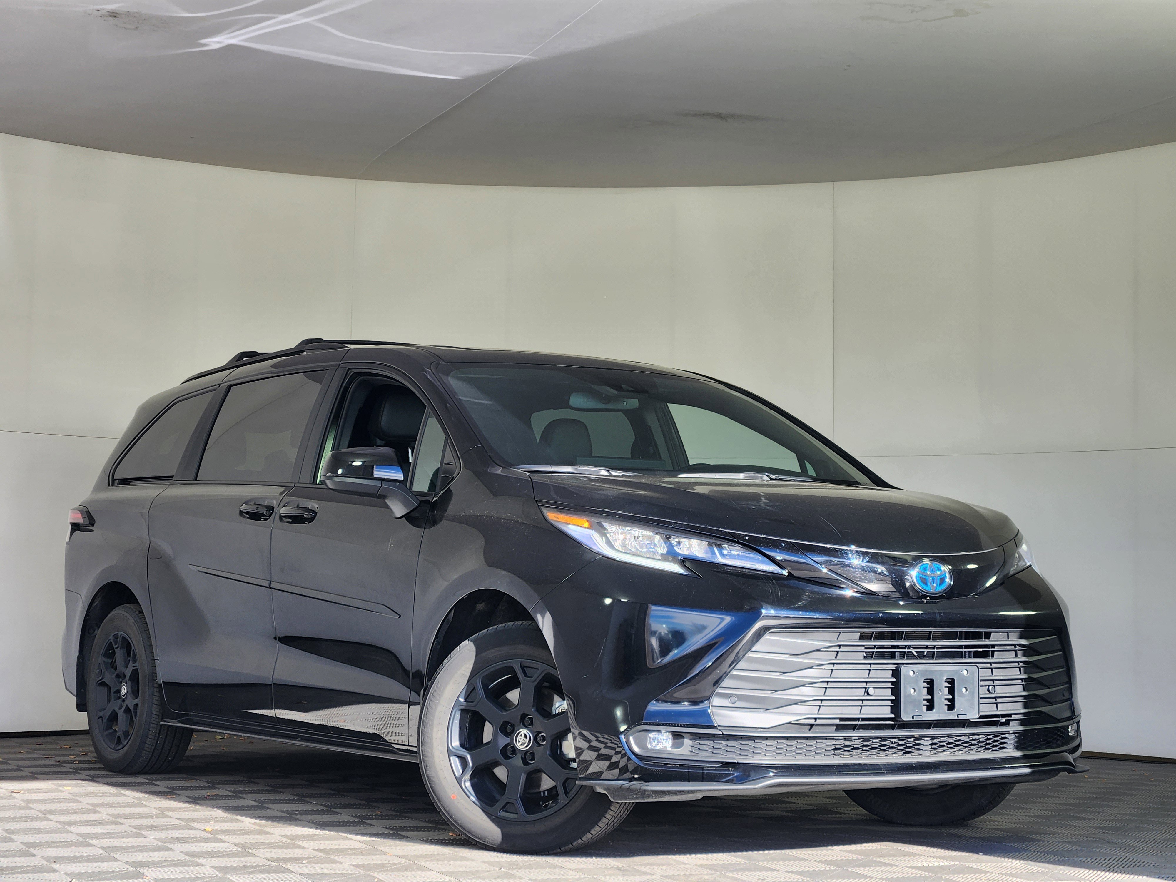 Used 2025 Toyota Sienna XLE Woodland Edition