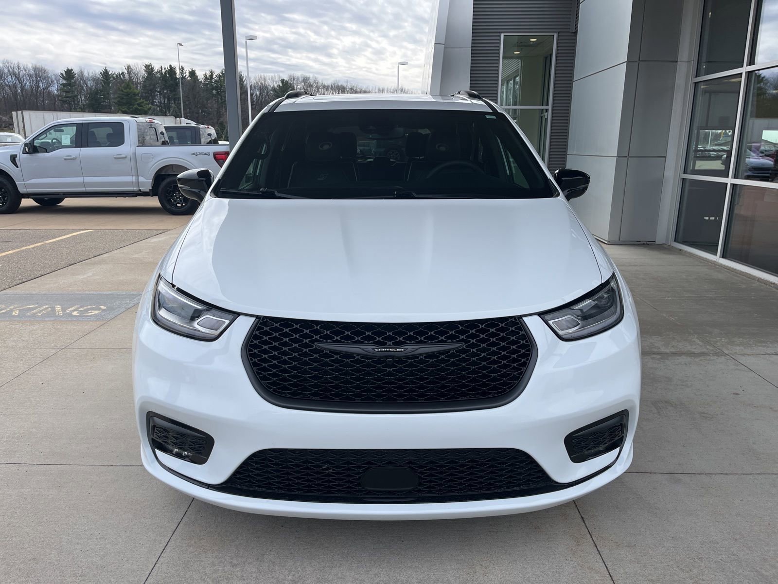 Used 2025 Chrysler Pacifica Limited image 8