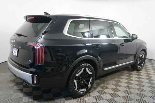 Used 2023 Kia Telluride EX w/ EX Captain's Chair Package AWD/4WD image 3