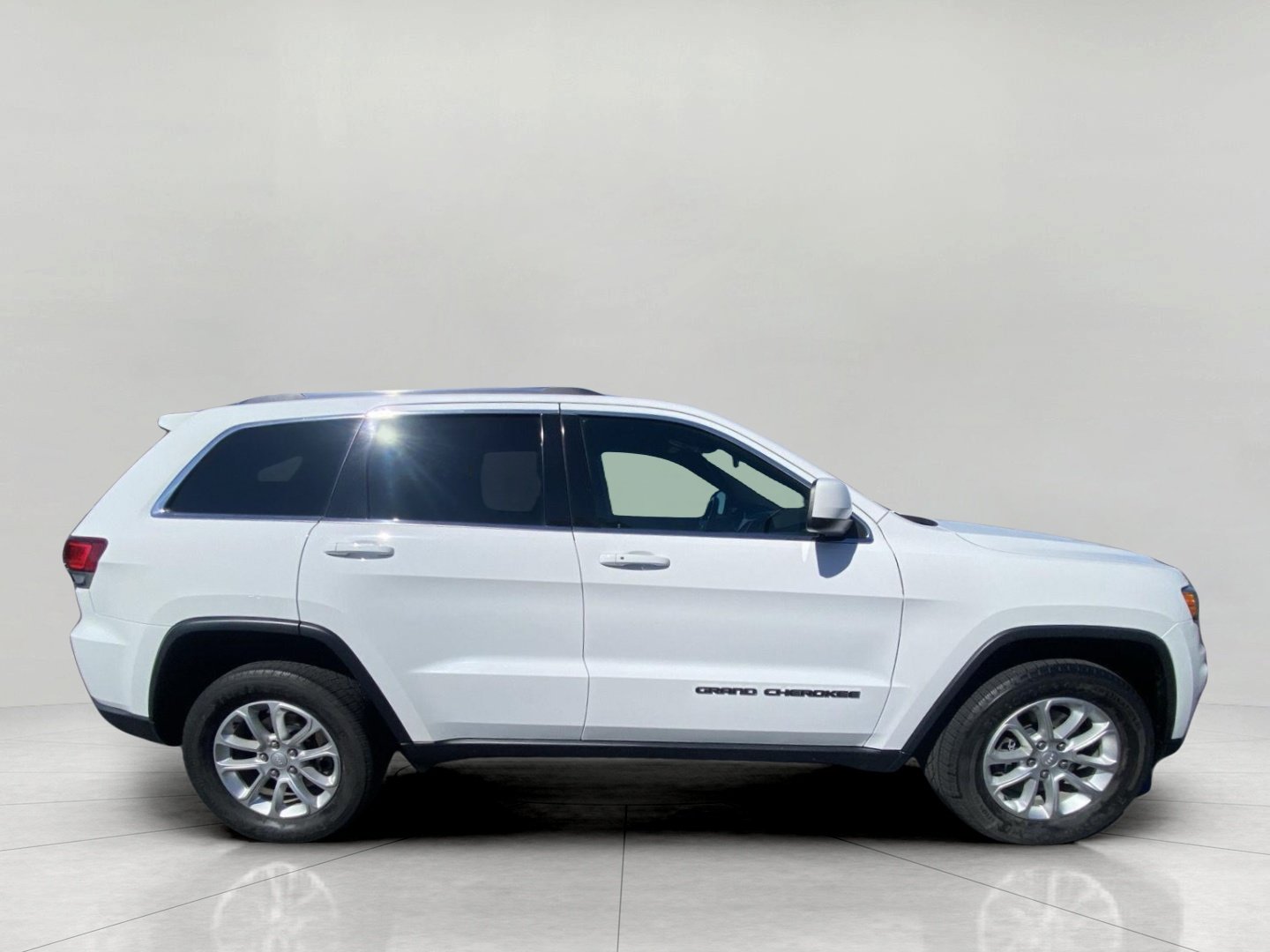 Used 2021 Jeep Grand Cherokee Laredo AWD/4WD image 24