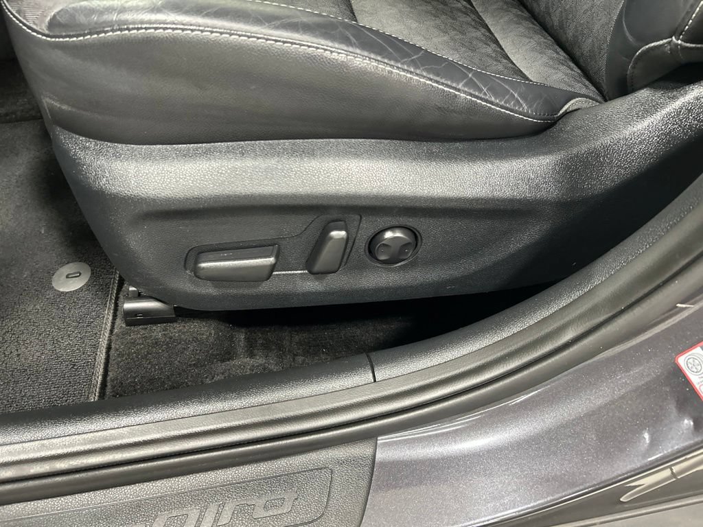 Used 2018 Kia Niro EX w/ EX Touring Graphite Edition FWD image 11