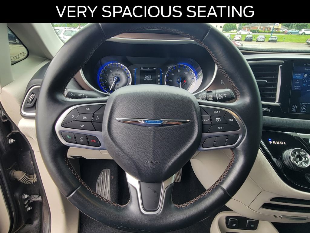 Used 2017 Chrysler Pacifica Touring-L FWD image 19
