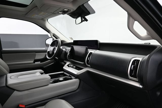 Certified 2025 Ford Expedition Active AWD/4WD image 32