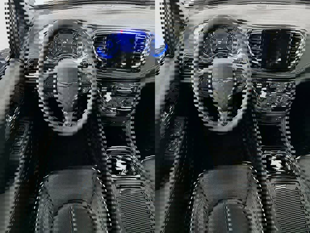 Used 2022 Chrysler Pacifica Limited w/ Uconnect Theater Family Group image 13