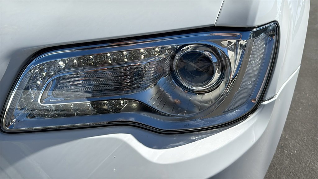 Used 2018 Chrysler 300 Touring L image 6