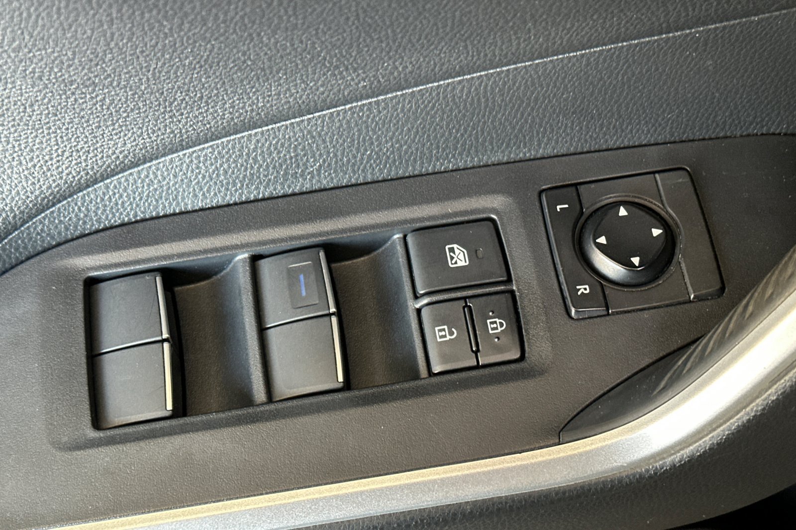 Used 2019 Toyota RAV4 Limited w/ Advanced Technology Package AWD/4WD image 11