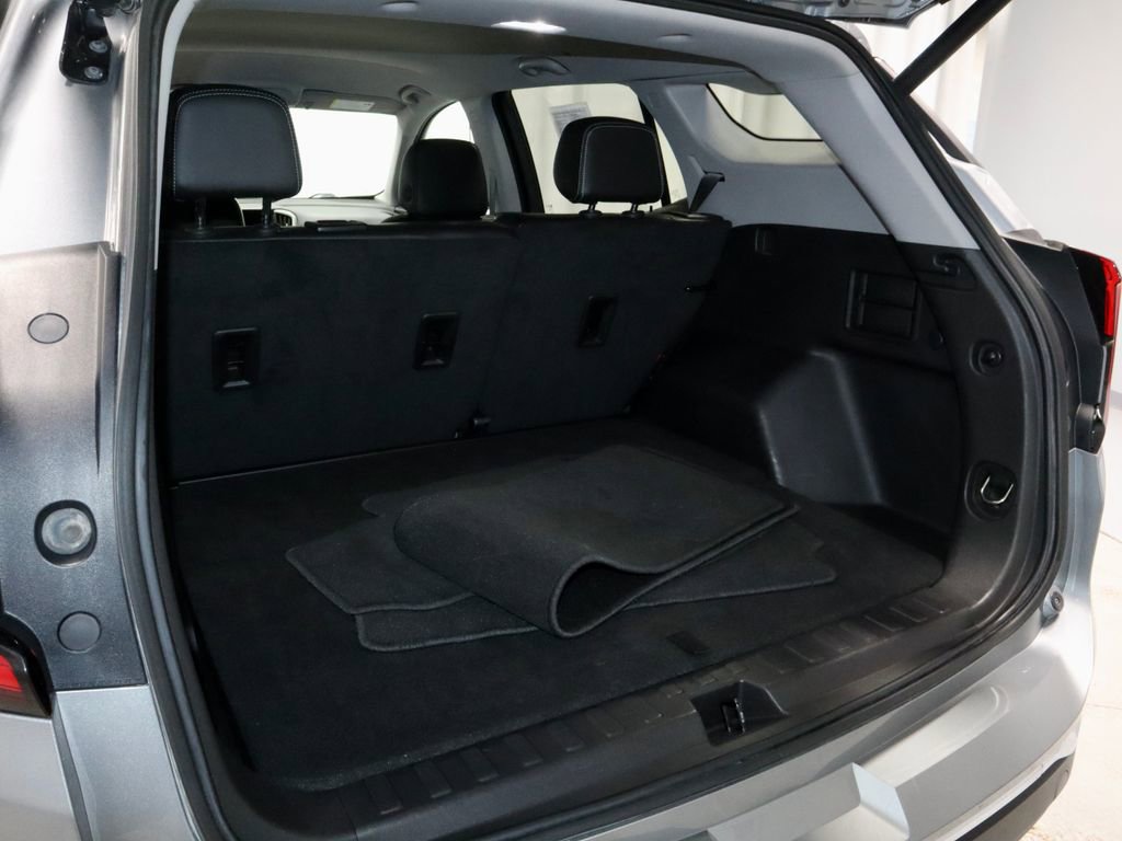 Used 2024 GMC Terrain SLT AWD/4WD image 12