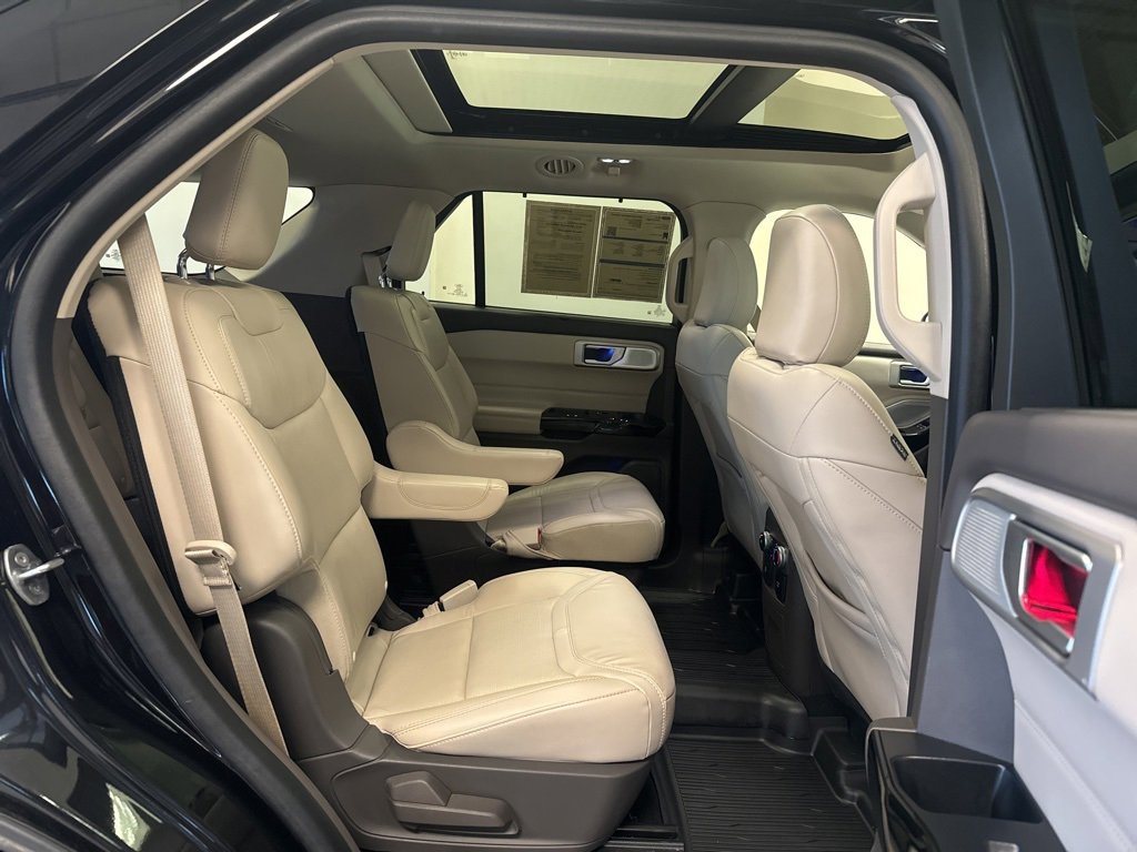 Certified 2024 Ford Explorer Platinum w/ Technology Package image 8