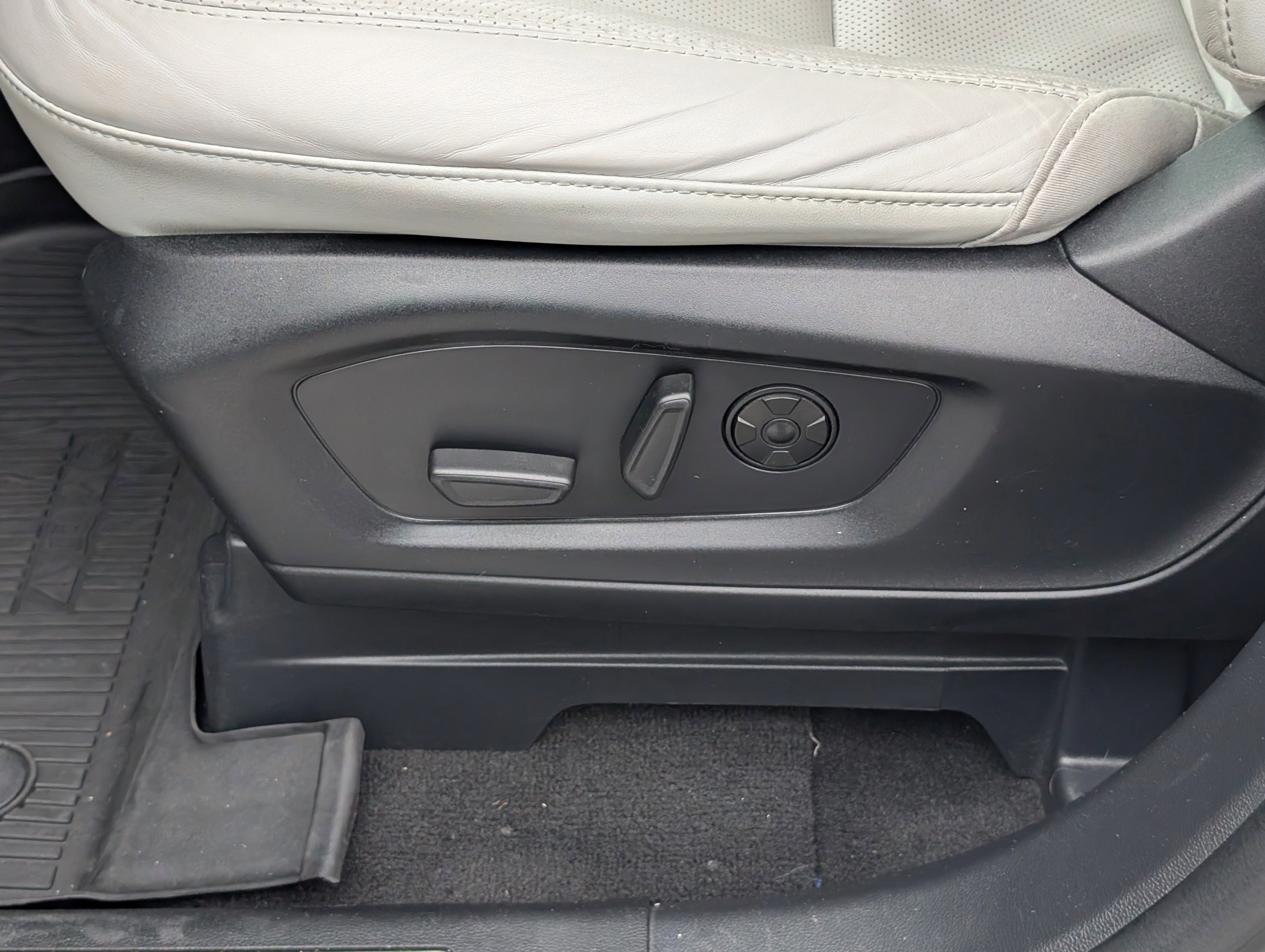 Certified 2025 Ford Explorer Platinum w/ Ultimate Package image 26