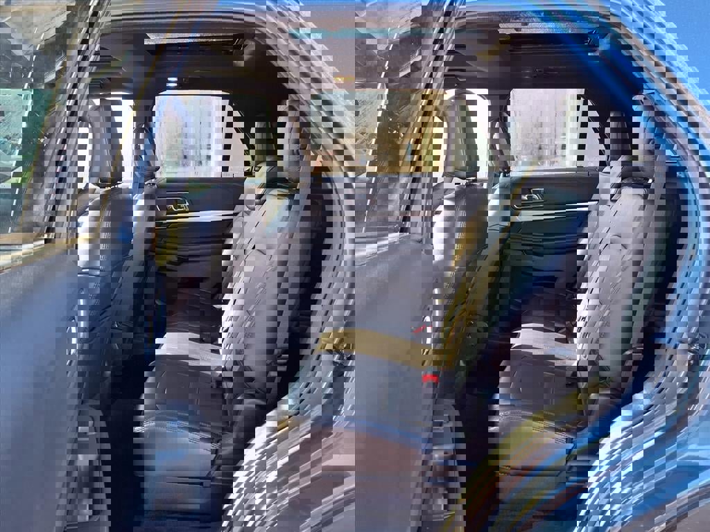 Certified 2018 Ford Explorer XLT w/ Equipment Group 202A image 10