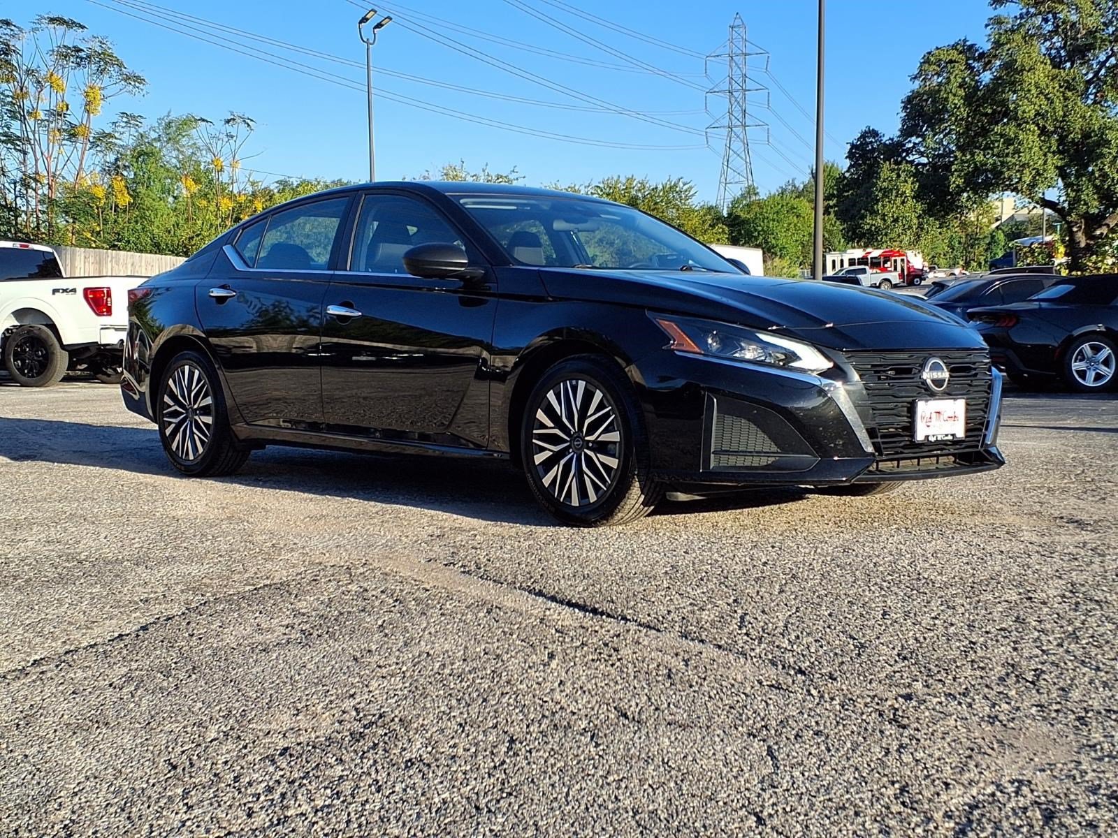 Used 2025 Nissan Altima 2.5 SV FWD image 2