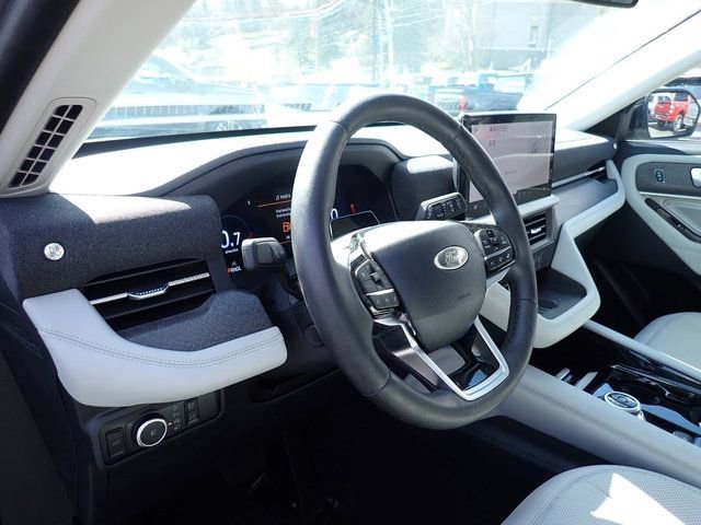 Certified 2025 Ford Explorer Platinum w/ LUX Leather Package AWD/4WD image 15