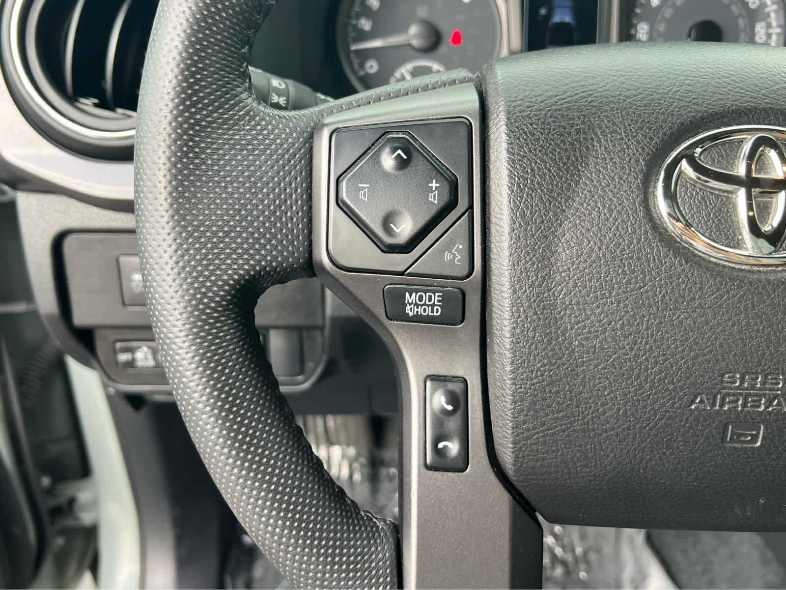 Used 2022 Toyota Tacoma TRD Off-Road AWD/4WD image 31
