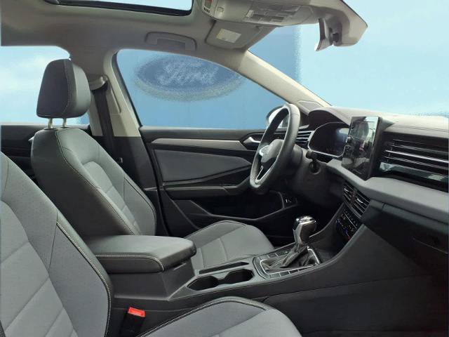 Used 2025 Volkswagen Jetta SE FWD image 9