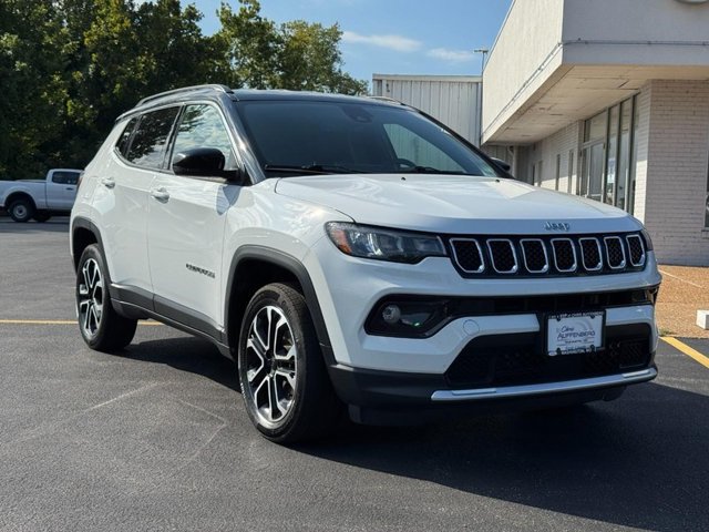 Used 2023 Jeep Compass Limited AWD/4WD image 2