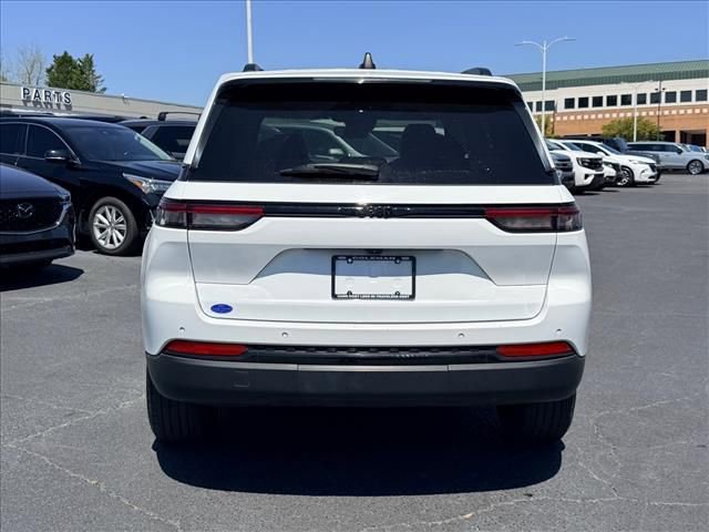 Used 2024 Jeep Grand Cherokee Altitude RWD image 5