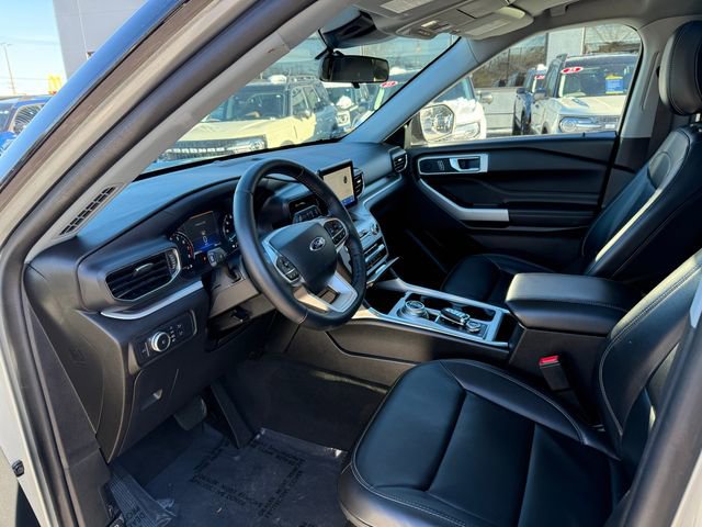 Certified 2022 Ford Explorer XLT w/ Equipment Group 202A image 3
