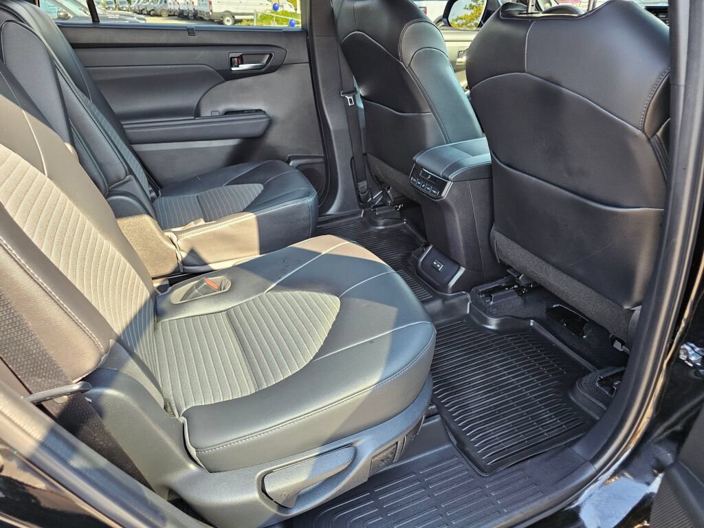 Used 2022 Toyota Highlander XSE AWD/4WD image 13