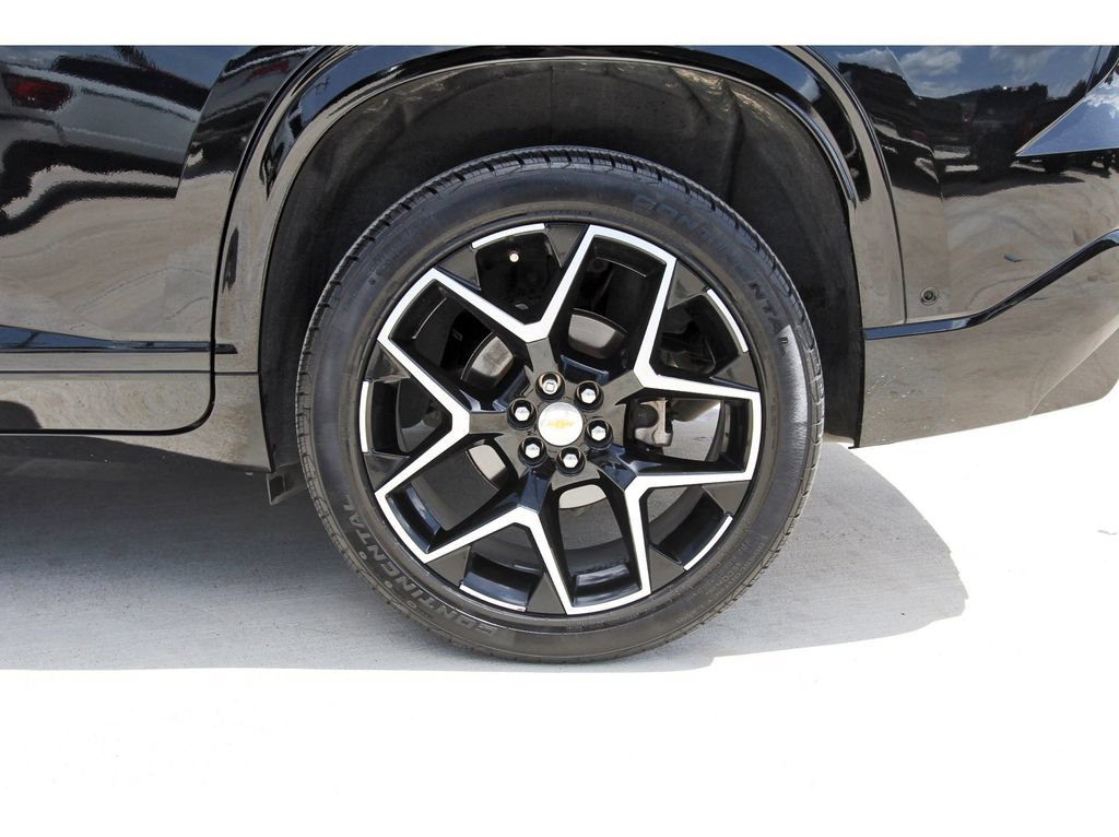 Used 2025 Chevrolet Traverse High Country w/ LPO, Floor Liner Package FWD image 32