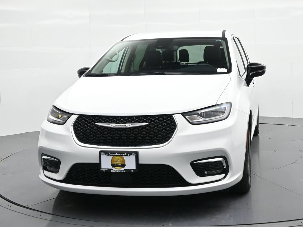 Used 2024 Chrysler Pacifica Touring-L FWD image 3
