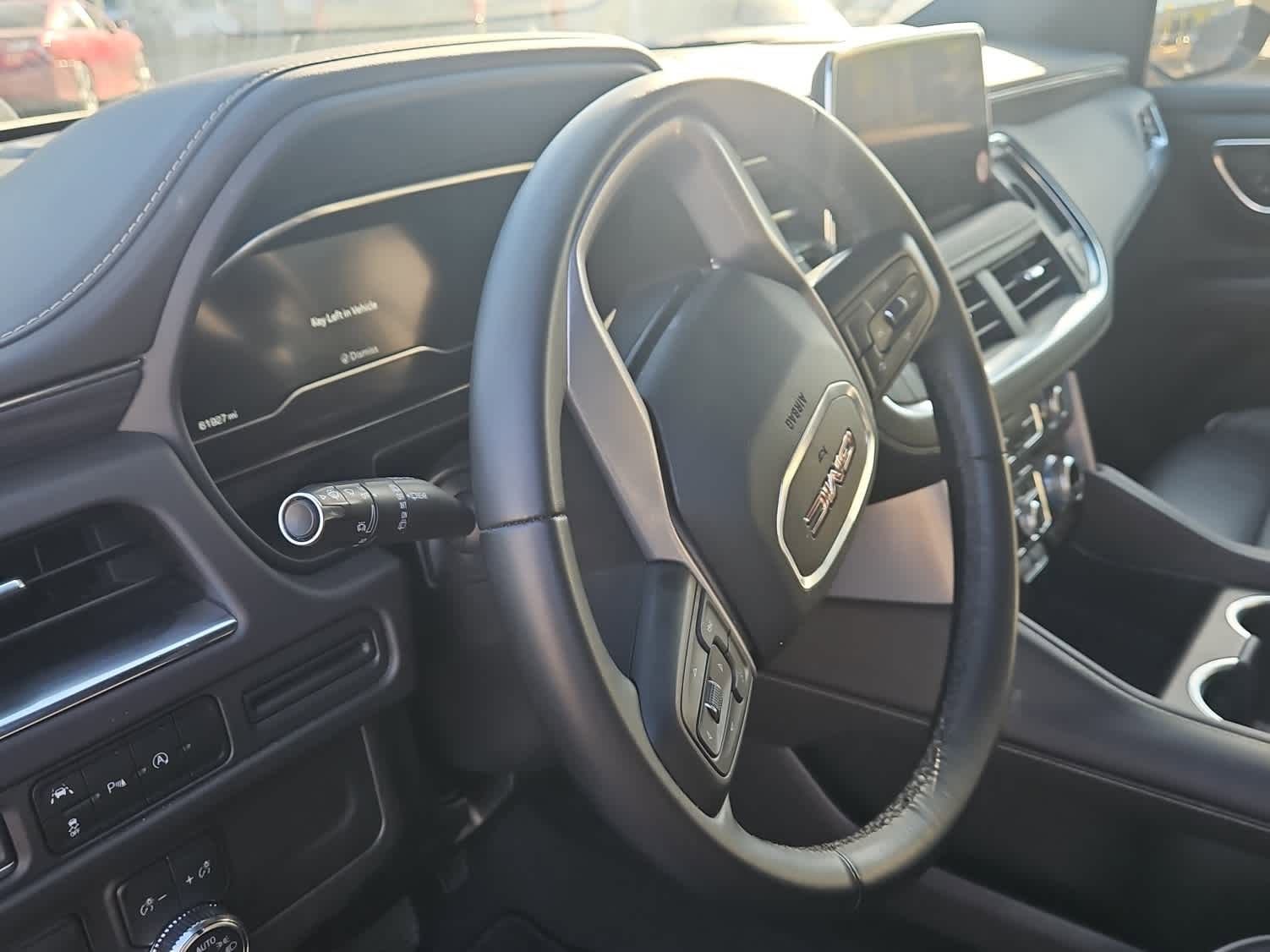 Used 2024 GMC Yukon XL SLT image 2