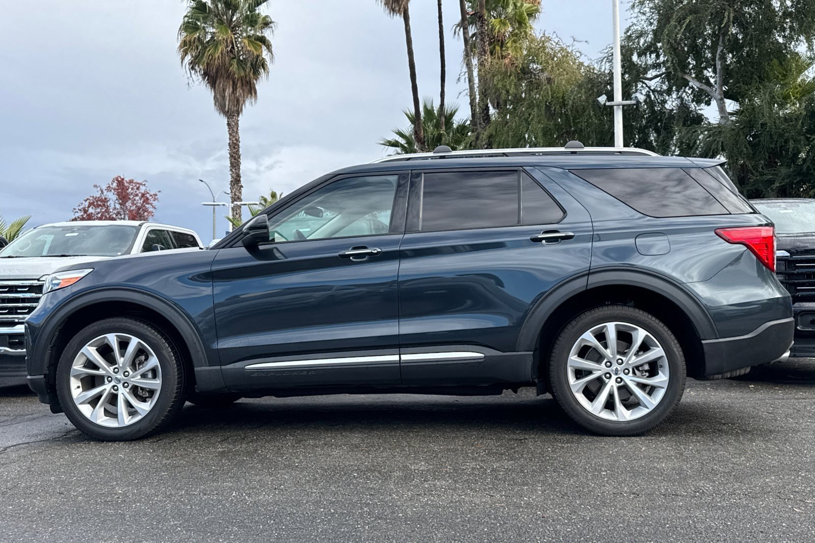 Certified 2022 Ford Explorer Platinum w/ Technology Package image 2