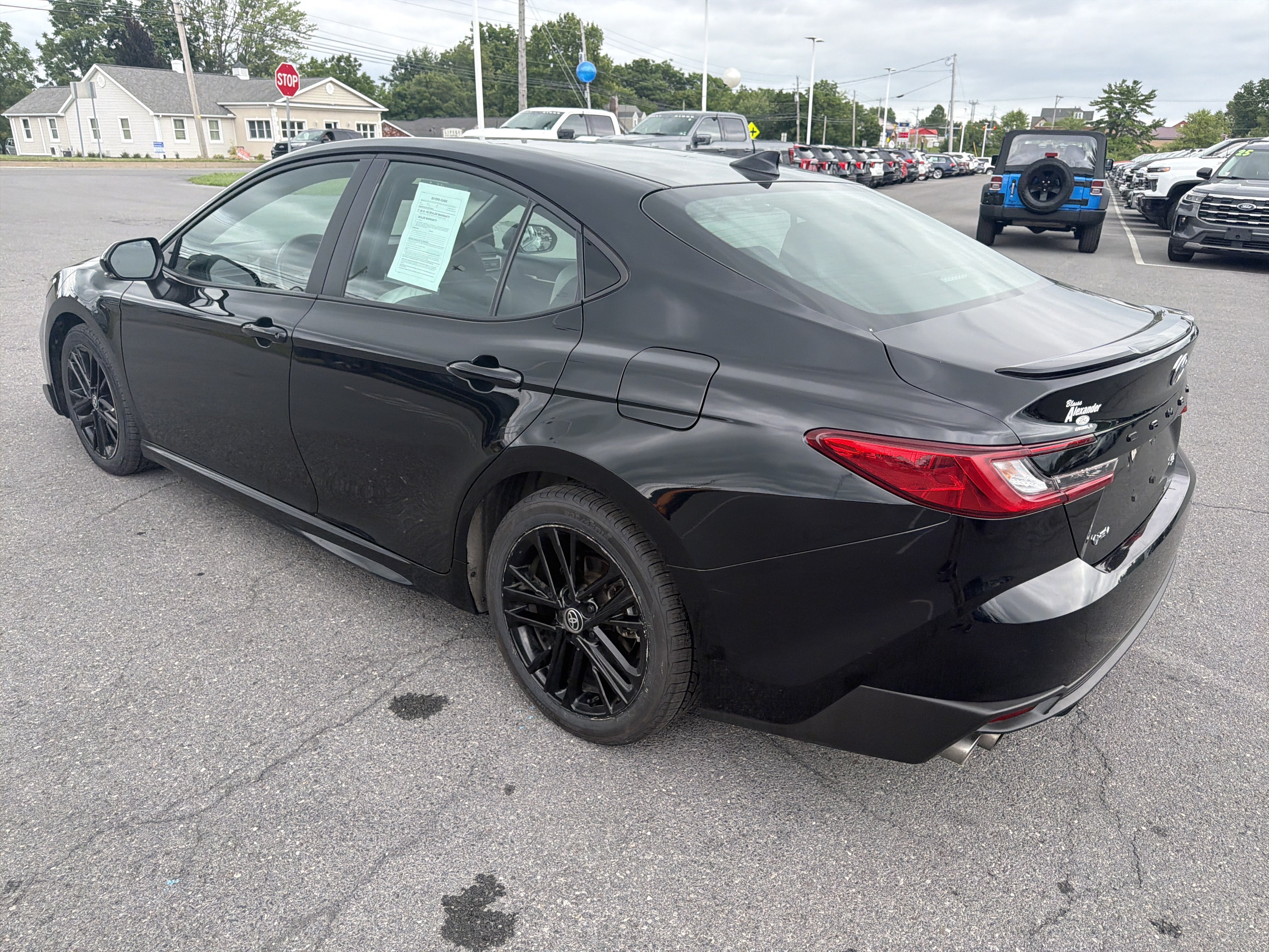 Used 2025 Toyota Camry SE FWD image 6