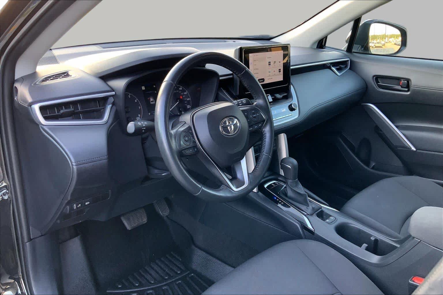 Used 2024 Toyota Corolla Cross LE FWD image 16