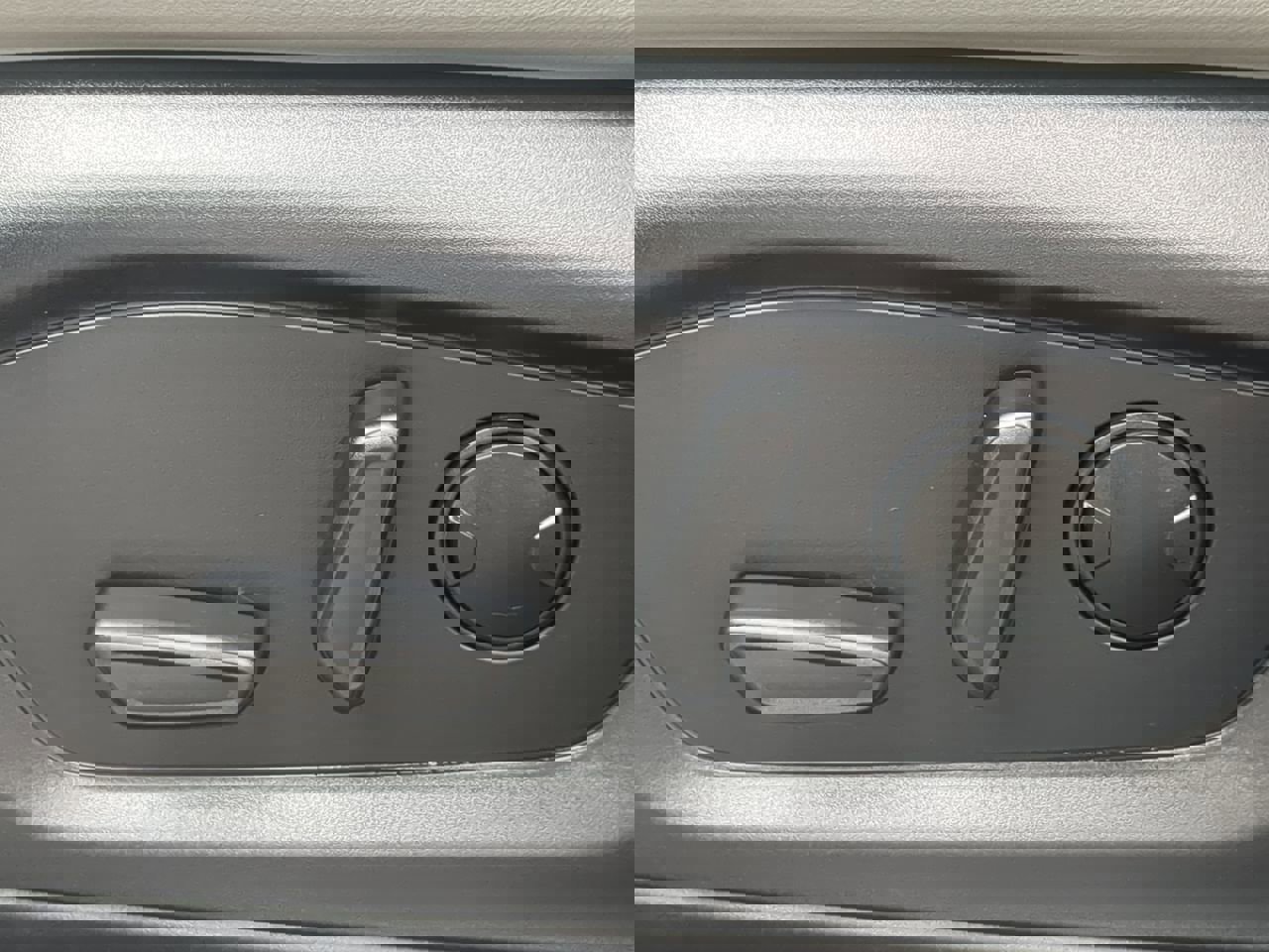 Certified 2025 Ford Explorer Active w/ Active Comfort Package image 29