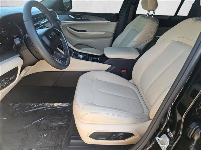 Used 2023 Jeep Grand Cherokee Limited w/ Black Appearance Package AWD/4WD image 18