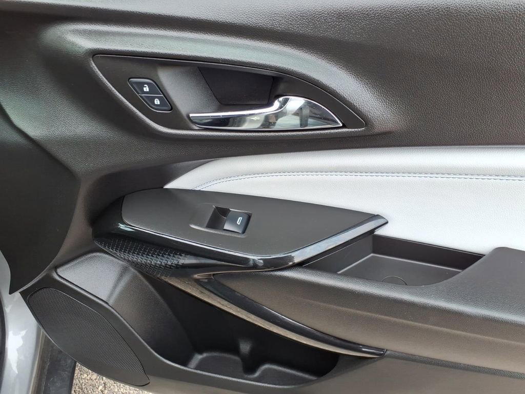 Used 2025 Chevrolet Trax LT w/ LT Convenience Package image 9