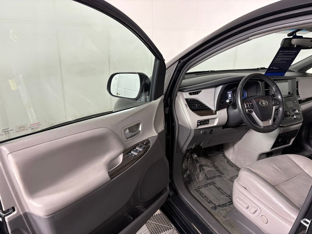 Used 2017 Toyota Sienna AWD image 12