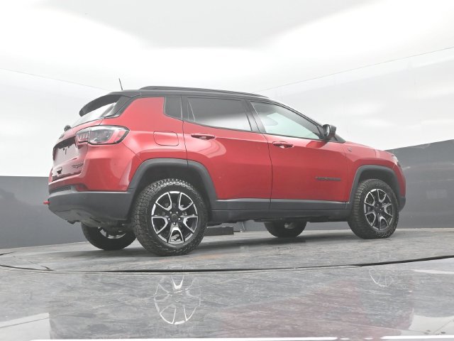 Used 2025 Jeep Compass Trailhawk AWD/4WD image 25