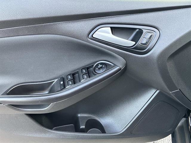 Certified 2018 Ford Focus SE w/ SE Appearance Package image 18