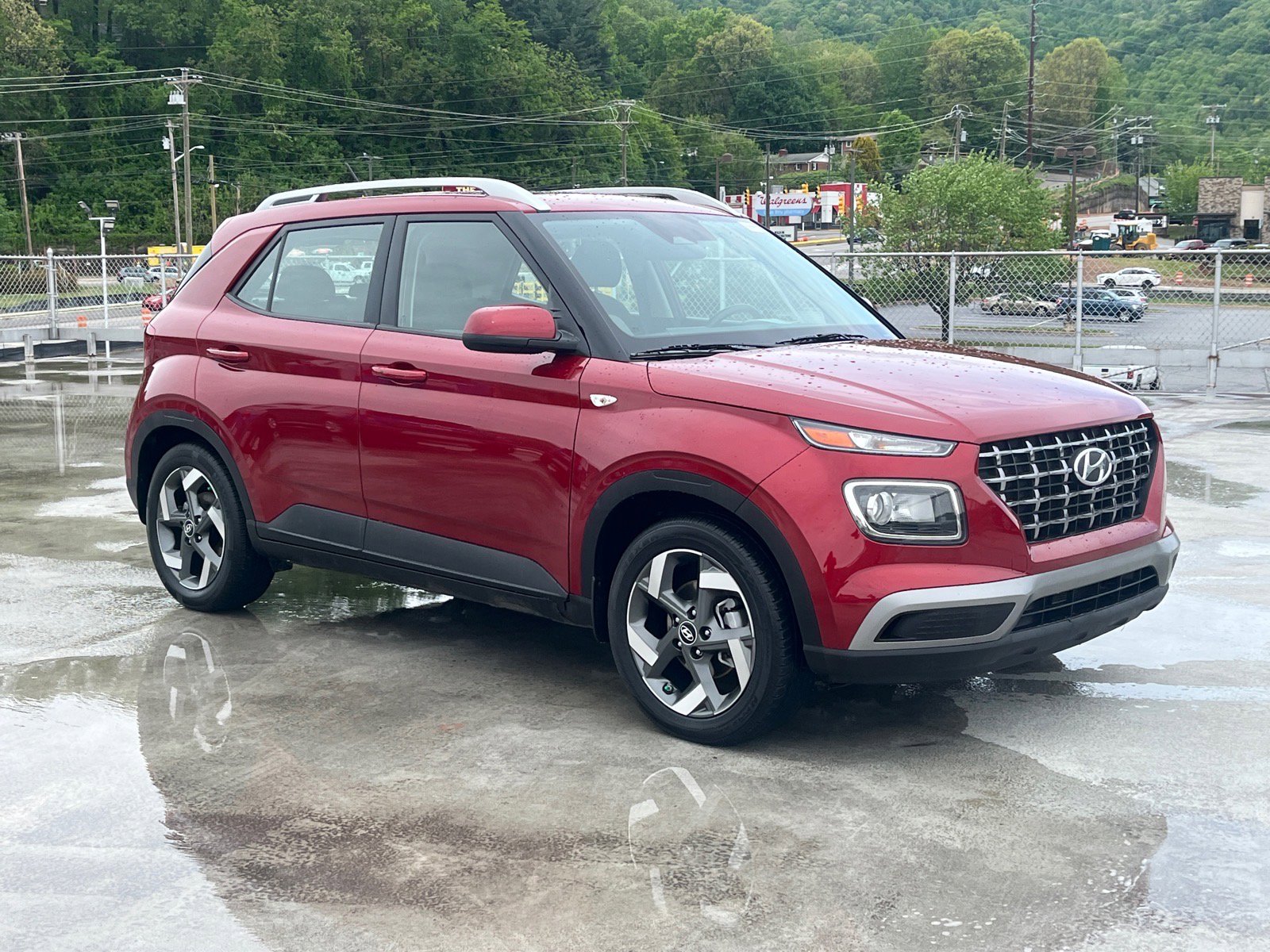 Used 2024 Hyundai Venue SEL FWD image 1