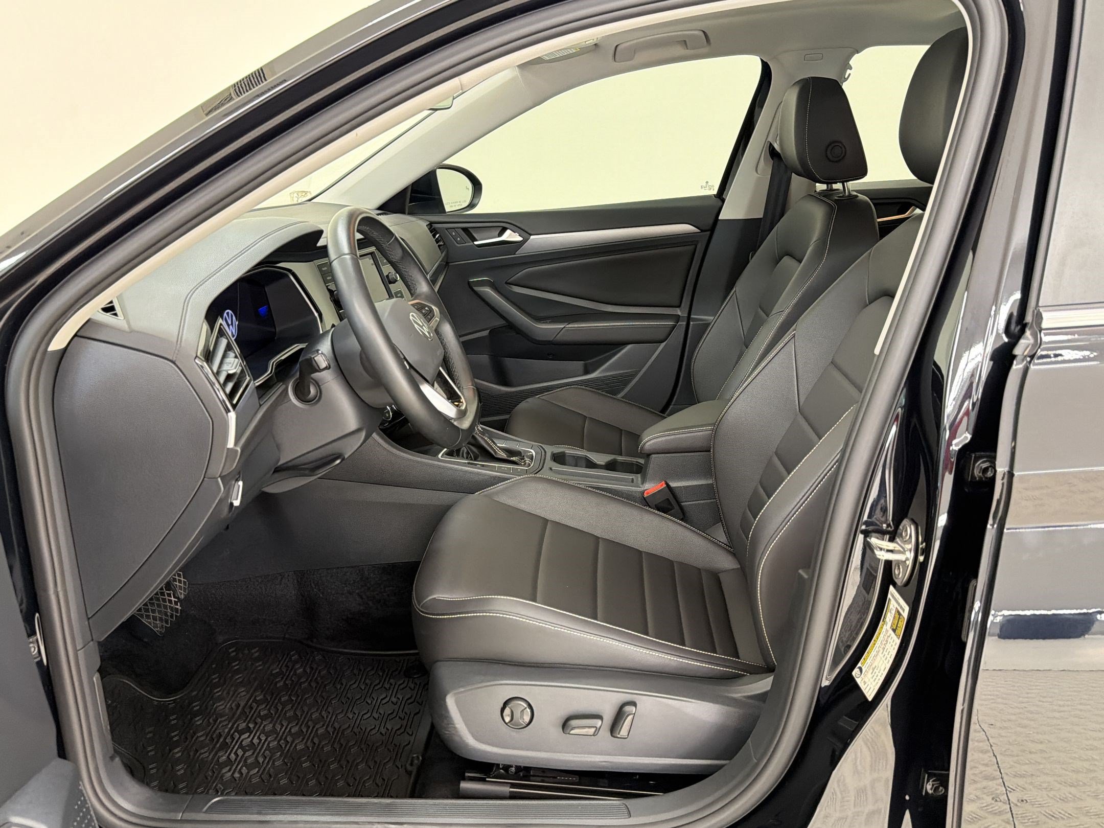 Used 2024 Volkswagen Jetta SE w/ Panoramic Sunroof Package FWD image 5